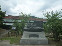 ～朝霧橋の宇治神社側に「源氏物語のモニュメント」を発見～
・・・しっかり、ガイドブックにも紹介されている観光スポットです。
