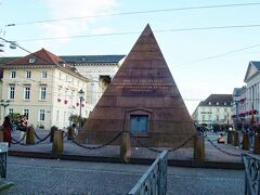 夕方になったので、ホテルに戻ります。マルクト広場（Marktplatz)にピラミッド記念碑がありました。このピラミッド地下室には、カールスルーエの町を建設したカール3世ウイルヘルム公(1679-1738)が埋葬されているそうです。

ドイツ貴族の墓所が教会ではなく、ピラミッドとなっているケースは珍しいと思います。