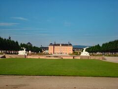 7月30日
仕事先が、シュビツェンゲン城でのディナー・パーティーを企画してくれました。シュビツェンゲンはカールスルーエの北約50kmにある町で、プファルツ選帝侯の夏の宮殿であったバロック様式の美しいシュビツェンゲン城があることで知られています。シュビツェンゲン城は、2006年にユネスコ世界遺産への登録申請がなされた歴史ある美城。ここでのディナーを逃す手はありませんので、仲間と参加しました。
カールスルーエからバス乗車1時間ほどで、シュビツェンゲン城に到着。