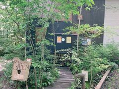 軽井沢滞在最終日、お天気が良い日にどうしても行きたかったカフェがこちらです
NONE CAFE
中軽井沢湯川ふるさと公園に流れる川沿いのテラスカフェです
https://www.instagram.com/nonecafekaruizawa/