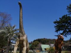 豊川から岡崎に戻り、東公園へ。
恐竜広場には、11体ものめちゃデカい恐竜が！