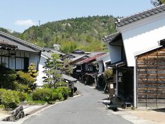 平日の昼間だし外国人観光客はいないしで、閑散としています。
飲食やお土産の店もぽつぽつとしか、開いていないし。