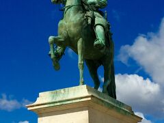 ヴェルサイユ宮殿敷地の入り口にある『ルイ14世騎馬像』