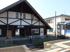 途中の佐々駅で後続の快速列車を待って発車。三角屋根の楽しい駅舎。
ここでとあるパンフレットを見つけたのがこのあと役に立ちました。