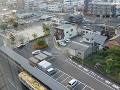 今宵はセントラルホテル伊万里で一泊。
窓の下にはJR筑肥線。・・・なんか変なのが来たぞ。