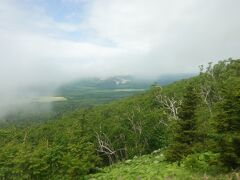 30分の滞在時間が来たのでバスで次の訪問地の硫黄山に向かいます。
摩周湖を少し下ると青空が見えてきました。
