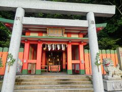 進んでいくと龍宮社です。
海の守り神・綿津見大神をお祀りしています。


