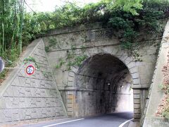 【大沙川隧道】
1884年(明治17年)竣工。

天井川の大砂川をくぐる隧道。見事な石積み！