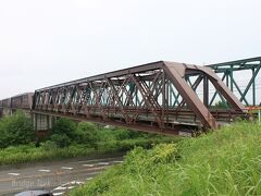 JR東海東海道線【旧揖斐川橋梁】
英国PATENT SHAFT AXLETREE社製、1886年(明治19年)竣工、下路ダブルワーレントラス橋（ピン結合）。

前から観に来たかった橋です♪
英国人技士ポーナルの設計による当時最大スパン200ftのトラスです。
112連の同一トラスが架設され、列車荷重の増大・列車の大型化により撤去された後も、北恵那鉄道木曽川橋梁等、別の場所へ移設され活躍しました。
【重要文化財】