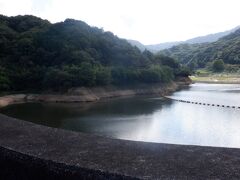 　5キロ進んでさぬき市志度、長尾地区の水がめになっている前山ダムを通過します。ダムは1974年に竣工、湖畔には道の駅やキャンプ場が整備されました。