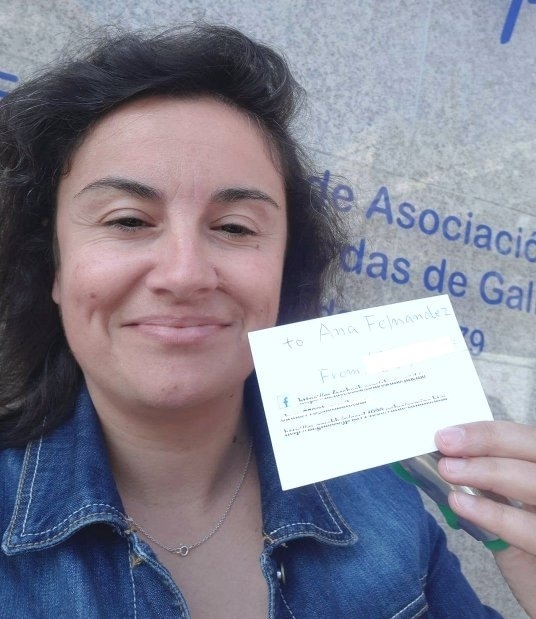 　後日、アナから嬉しい知らせがフェイスブック経由で届いた。そこには私が滑り込ませたカードを掲げたアナの写真が添付されていた。私が訪ねて行ったことにテンションが上がったのか、およそ一週間後に私が泊まっているアルベルゲまでアナが訪ねてくれることになったが、それはまだ先の話です。<br /><br /> 　ヘラクレスの塔（灯台）、行きは５キロ迷子になってしまった。途中までは良かったが道が曲がりくねり出したら分からなくなってしまう。それでも海岸に出たので、これを離れなくちゃ灯台に着く筈だ。何てたって海の先端の灯台だからね。途中に店があったのでファンタオレンジを買って海岸沿いのベンチで飲んで一息入れる。