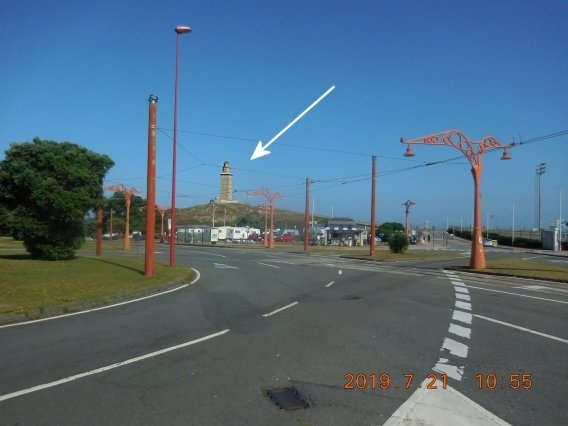 　前方に小さく灯台が見えてきたので気を良くする。案内板に「ヘラクレス右」とあったので曲がろうとすると、地元の老人がまっすぐだと教えてくれる。「でもこれは？」と手まねで案内板を指すと、それは遠回りだと言ってるらしいので素直に従う。<br />