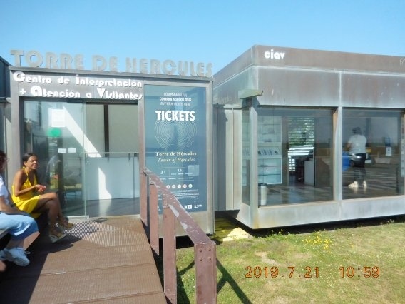 　灯台前に到着～。灯台に登るにはずっと手前のインフォメーションでチケットを買う必要があるとネットで教えてくれてたので小さなブースへ。シニア割引もあって半額の1.5ユーロで買うことができる。日本も早くシニア割引をあちこちで導入してもらいたい。チケットブースから目当てのヘラクレスの塔はまだ大分あるので、あっちまで歩いてまたここ迄チケットを買いに戻るのは辛い。事前情報に感謝だ。あんな離れた所まで行ってからここに戻ってチケットを買う人っていないんじゃないかな？だったら入らなくていいやってなりそう（自分）。