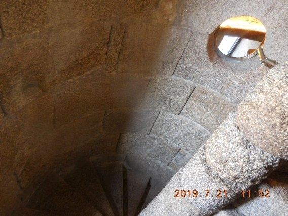 　中に入ると最初に現れたのはローマ時代の灯台底部だった。大岩がごろごろ。狭い石の螺旋階段を上っていくと途中に小さな部屋が幾つもあって、昔は兵隊や技師がここで駐留してたんかなと想像する。てっぺんに上るとぐるっと３６０度の景色が楽しめる。やっぱりコルーニャって大きな町だなー、ビル街だらけ。あっちの方角に行くと駅になるんかと帰りのイメージを描いてみるが、下に降りればそんなのは消し飛ぶだろう。