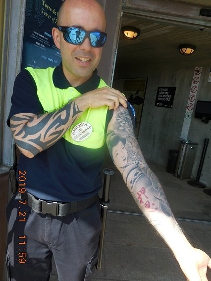 　入口で持たせてくれた入場カードを返しに行くと、入り口にはスキンヘッドにタトゥーまみれの男がいて、腰にはピストルを下げているので本物の警官のようだ。日本じゃありえないがこれがスペイン。幾ら何でも自由過ぎるよ。そのタトゥーに目が点になった。和風の刺青なんですよこれが。日本髪の着物美人が描かれていて、「押忍」と漢字まで入っている。「これ撮っていい？」と聞くと大喜びで袖をたくし上げて応じてくれる。「オス、カラテー」と言っている。こいつは結構な旅ネタを仕入れられたとこちらも大喜び。