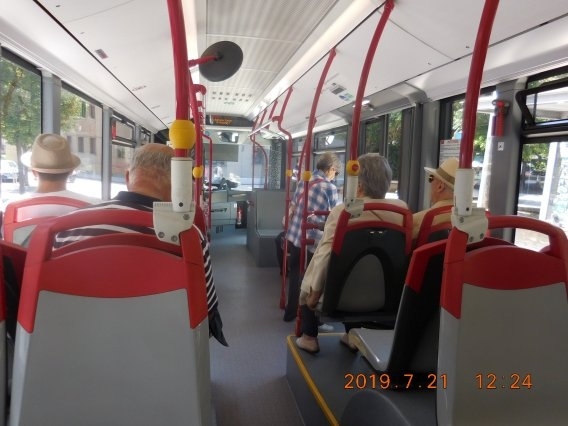 　バス停が近いことだし帰りはバスに乗ってみようか。今は巡礼中じゃないからスキップしたことにはならないしね。チケットを買ったインフォメーションでどこのバス停から乗れば駅に行けるのか何となく教えてもらう。道の両側がバス停なので、どっち？とも聞いておく。さてそのバス停で待っていると程なくバスがやって来たので行き先を尋ねることなく乗り込む（失敗）。車窓からは歩いてきた道が所々現れてきたので駅に向かっているのが分かる。しかし、これちょっと時間が掛かりすぎじゃね！？もしかして駅には行かないのかも知れないと何となく不安になっていると、そのとおり最後は私一人になってしまい、運転手までバスから降りてしまう。地元の前橋市あたりじゃ多くのバスは駅に行くのでその積もりでいたのが誤算だった。「積もり」が高じて普段は乗る前に必ず聞く行き先を確認しなかったのが最大の敗因。バスを降りてしまった運ちゃんに駅方面を教えてもらい結局また歩き。幸い、タブレットのGPSが位置を示してくれたので、どこの道を行けばいいのか分かるのがせめてもの救いだ。凡そ３キロなので３０分も歩けば着くかな。