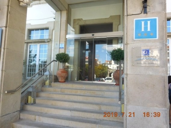 　フェロールの町の半島先端に目的の教会があるので目指していると、その途中にも二つの教会があった。でもどちらも施錠されててスタンプどころか入ることも出来なかった。やっと目的の教会に到着するも、ここも扉は閉ざされていた。万事休すか？でもないか、インフォメーションが開けばスタンプをもらえる可能性は残っているしオスタルでも貰える可能性があるもんな。でもこの教会の隣は高級ホテルのパラドール（写真）だった。パラドールならスタンプを置いてあるだろう。粗末な身なりでずーずーしく入って「ティエネスセジョ？イグレシアセラード（スタンプある？教会は閉まっている）」と聞くと愛想よく応対してもらえる。これでフェロール最初のスタンプはオーケーだ。シエスタが終わった時間なのでインフォメーションのスタンプもゲット。今晩のオスタルLa Fronteraを目指す。