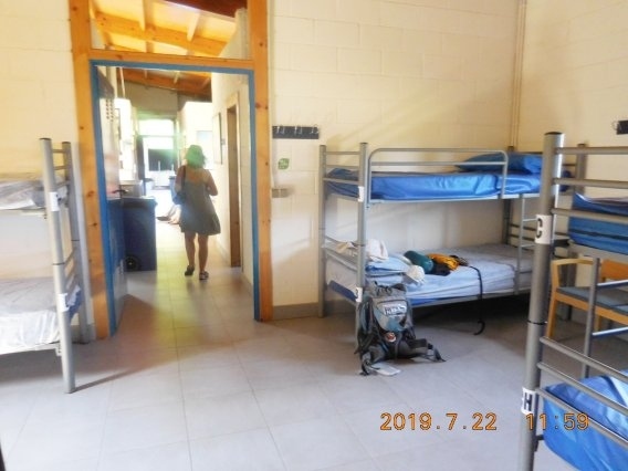 　シャワー、洗濯してから少し歩いた先にあるスーパーDiaへ買出しに行く。坂を上って通りに出たら前と景色が違うのでアルベルゲに戻ってマップで確認したら、スーパーは逆を行くんだった。まったく当てにならない記憶でしょうがない。今日は野菜をいっぱい食べるんだと決めているのでカット野菜にトマト２個、１リットルビールにバーガー用パン１袋、塗るチーズとコーラにスイカ８分の１まで買ってもたったの3.85ユーロ（462円）だった。これ間違ってないか？安すぎだろ！！通りに出ると、追い越したあの親子だか孫だかの二人連れが歩いているのが見えた。やっぱり私よりずーっと時間を掛けて歩いているんだなー。今の時間ここを通過するってことは次にアルベルゲがあるPontte de Umeに泊まるんだろう。Pontte de Umeには先にイタリアの４人グループが行ってる筈なので今夜はイタリア人同士で盛り上がるに違いない。頑張れよ婆ちゃん。