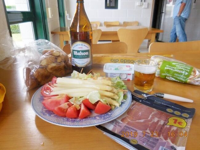 　キッチンで一人宴会。小さなクロワッサン風のパンは良く買っているが、いま食べれば「クロワッサン風」だが持ち歩くとバックパックの中でひっ潰れてしまうのでどこがクロワッサン風だか分からなくなってしまう。今日はパンをいっぱい買ったので腹いっぱい食べられた。婆ちゃん達も到着してきてアルベルゲが幾らか賑やかになったが、ここのベッド数は多いのでまだまだ空きがいっぱいある。