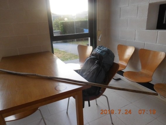 イギリス人の道４　  婆ちゃんのお年　　　Presed<br /><br /> 7/24　Minoのアルベルゲ、６時前に起床。キッチンに下りてスープを作りパンを浮かべる。外は真っ暗闇なのに表のドアを叩く音がしたので一緒にキッチンに居たロン毛の男が開けてやると女性がサッと入ってきた。どうやら昨夜の内にアルベルゲまでやって来たが、既に扉はロックされていたので外の玄関で寝ていたらしい。ここはベッドルームが２階なので少しくらいドアを叩いたんじゃ聞こえないのだよ。入るとすぐに２階のベッドルームへ上がって行った。こんな人初めて見た。<br /><br />　婆ちゃんと息子（か孫）は立ったままバナナを食べると真っ暗な中をすぐ出発していった。歩くのが遅い分を出発を早くすることで我々と同じアルベルゲを目指すのだろう。イギリス人の道は手ごろな距離にアルベルゲがポツンとあるだけなので、今日は疲れたからここでいいやと言う訳にはいかない。婆ちゃんは昨日、バックパックはお供が担いでいたが、今日は自分で背負っていたので調子が戻ったようだ。本当にそうなら私も嬉しいよ（チビまる子風）。<br /><br /> 　キッチンからベッドへ戻ると私の上段に先ほど外から入ってきた女性が寝ていた。上段ベッドの柵に引っ掛けておいたスーパーの袋を取るときにガサッと音がしたら女性がビクッとして起きてしまった。やっぱり外で寝ていたので緊張が解けないのかも知れない。悪いことしたな。<br />