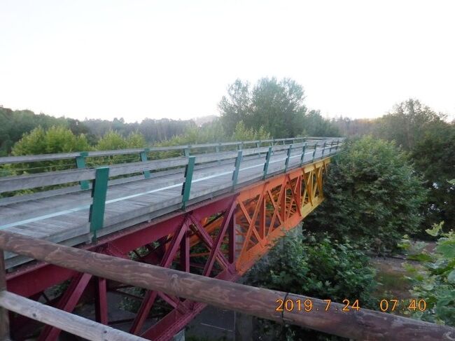 　町はずれにはニョッキリと空中に飛び出した妙なものがあった。前にも目にしたけど、その時は興味がなかったので素通りした。今回は先端まで行って謎を解明しに行く。先まで行っても特に何がある訳じゃなかったが、これは見晴らし台らしい。確かにここからの景色は結構なものが見られた。下を覗くとすぐそこに駅がある。この駅は陸橋から出入りするしかないようなので、珍しい造りなんだな。こっちに来るための長い階段が設置してあり、直接来られる階段状のものと車いすでも上がれる傾斜の緩いスロープ状の二つが丁寧に設置してあった。ずいぶんと古いスロープに見えるが、そんな昔から体の不自由な人に気遣いしてるスペインを少し見直した。後から出発したロン毛のおっさんが追い付いてきた。相変わらず愛想がないな。荷物が小さいから歩くのが早く、さっさと先へ行ってしまった。<br />