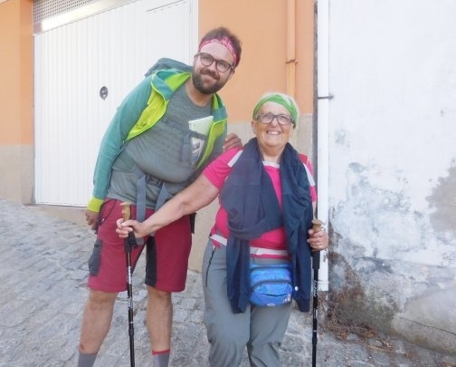 　７時半に出発して２時間で休憩中の婆ちゃん達に追いついた。一言二言言葉を交わして追い抜き、ベタンソス手前のベンチで休んでいたら、今度は婆ちゃんたちが追いついてきたので一緒に写真を撮ってみる。婆ちゃんは初日に見かけた時から体を左右に振って大変そう。そのせいか何時見てもバックパックは傾いて背負っている。でも３日目の今日も頑張って歩いているので、婆ちゃんをこれほど突き動かす信仰の力を感じた。これぞ本物の巡礼者だろう、遊び半分で歩いている自分が恥ずかしいよう（うそ）。