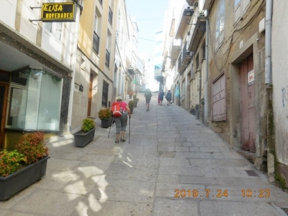 　街への入口が、まるで長屋門みたいな所を抜けてBetanzosの街へ入場。町全体が砦のようだ。この町も急坂の町で、スリップしながら車が登って行きそう。婆ちゃんは急坂の途中にあった薬屋に入ってったので、何か買うようだ。湿布薬かな？<br /><br />　７月２５日のサンチャゴの祝日が近いので、広場ではそれ用の大きな舞台を作っているようだ。後でカレンダーを見て気がついたが、サンチャゴの祝日はスペインでは休日になっていたので驚いた。さすがキリスト教国スペイン。じゃぁ当然クリスマスも休日かな？こっちは確認するの忘れたけど、次にカレンダーを見かけたら１２月のをめくってみよう。ちなみに日本ならどこでも目にするカレンダーだが、ここスペインでは滅多なことではお目にかかれない。これはきっと国民性が関係してると想像する。<br />