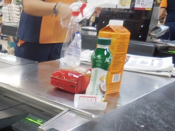 　この町にはスーパーGadisがあることをマップで確認しといたので、巡礼路を少し外れてお買い物。次のアルベルゲには周りに店がないことを調査済みだから、ここでの食糧調達は重要だ。１リットルのオレンジジュース100％と細かいパンみたいの１袋に330mlの飲むヨーグルトを買っても２ユーロ程とバカ安。これらは明日の朝飯用で今日の分はバルで食べる予定。スーパーから巡礼路に戻って進んで行くと次の分岐に矢印がなくて判断に困る。立ち止まって手製の地図を見ながら考えていると地元の婦人が声を掛けてくれる。この人の英語は淀みなくスラスラと出てきて日本人にもとても聞き取りやすかった。ムチャグラシアス親切なセニョーラ。<br /><br /> 　Presed村が近くなってきたところにバルがあったのでビールを１杯飲んでみる。今日の村には店がないのが分かっているので、どうせ安いビールは飲めないからどこで飲んでも同じだ。バルには親子らしい二人の巡礼が休んでいた。初めて見る顔だった。