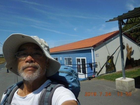 　Presedのアルベルゲに２時過ぎに到着。いつも予測より１時間以上遅れている。時速４キロの計算では山の中では早すぎるらしい。傾斜にもよるけど山の中は時速３．５キロの心づもりにしておこう。ロンゲのおっさんが既にベッドの上で上半身裸になって寛いでいた。愛想のない人だけど、昨日は電子レンジの扉が開かないで苦戦していたら方法を教えてくれてたな。天井を押さえながら開けるボタンを押すので、幾らか歪んでいるようだった。愛想がないのは単に不器用だけなのかな。他にも先着がいて、昨日も挨拶したスペインのセニョーラ二人組。一人はイタリア語を自由に話せて英語も少し話せるようだ。シャワー、洗濯して表に干したら楽しみにしていたレストランへ。スーパーなどがある所では必ず食料を仕入れて食事は安く上げているが、ないところではバルやレストランで食べる以外ない。仕方なくではあるが、こういうのは楽しみでもある。明日も同じ状況が続く。