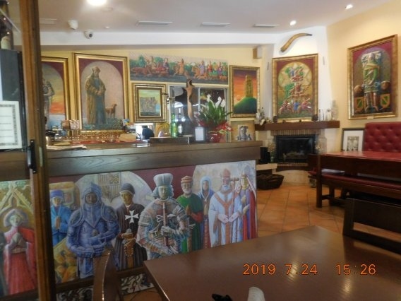 　Presedにはアルベルゲから400m離れた所にレストランが一軒だけある。店内の調度品は３年前もこんなにギラついてたかなーと思うほどの凝りようだった。１皿目はロシアンサラダ（日本のポテトサラダと同じ）、２皿目はチキンでパンとワインが付く。赤ワインを飲んだら旨すぎるので、昨年ここで出されたワインが絶品なのを思いだした。まるでVino de Misaみたいな後味があるのだ（と言っても殆どの人は知らないワインですよね。通販でも買える筈。１本1,400円）。うんまーい、けど半ボトル。残念～。他にガス入りの水が１本付いてきたので持ち帰る。デザートには青りんごが１個ゴロンと出て来たので明日の行動食用にこれも持ち帰る。