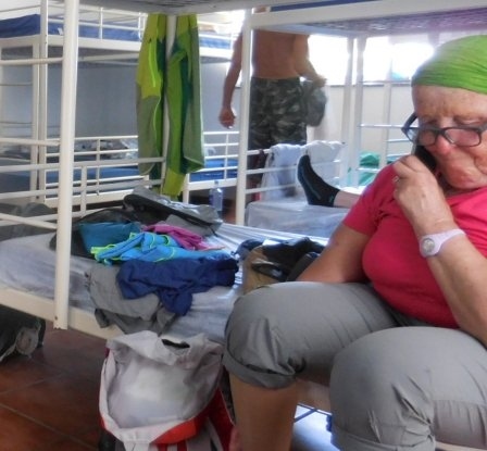 　婆ちゃん親子も無事に到着して私の隣のベッドに落ち着いた。誕生日が書かれているクレデンシャルを見せっこしたことから年齢が分かり、1950年４月生まれなので、なんと私と２ｹ月違いだった。少なくとも５歳は上かと思ってたよ。婆ちゃんは私が同い年と分かり嬉しそうだ。じゃぁ連れは孫じゃなく息子だな。足を痛そうにさすっているので痛み止めをやろうとしたら、自分でもいっぱい持っていると見せてくれる。イタリア語で「同じ年だから」と言って笑っているのでイタリア流のユーモアらしい。イタリア語は分からなくても何となくそれは分かった。携帯で盛んにイタリア語で喋っている。きっとイタリアの友達に巡礼話をしているんだろう。この人としたらきっと生まれて初めての大冒険をしてるのかも知れない。サポートしてくれる孝行息子がいて良かったね。<br /><br />　７時２０にやっとオスピタレロがやって来てチェックインが始まる。見た目が胡散臭い若者だったので、ちょっと怪訝だったが本物のオスピタレロらしい。ロンゲの男がなにやら面倒なことを尋ねているようだが、これは後になってバックパックの配送サービスを尋ねていたことが判明する。この男は頑丈そうに見えるが毎日バックパックは送ってしまっているようだ。それで軽装なんか。<br /><br />　夕方になって私とロンゲ以外は夕飯を食べにレストランに行ってしまった。二人だけになったからなのか、ロンゲが珍しく話しかけてきた。ノルテ！？とか言うだけで後は黙っているので片言どころではないらしい。「ハーフ、トゥモロー」とかも言ってるが何のことやらさっぱり分からないでいたら、その内諦めてしまった。これだけ喋れないから寡黙を通してるんかな。言葉は大事だけどフレンドリーな気持ちがあるなら言葉は超えてしまうんだがな。<br /><br />イギリス人の道５へつづく