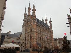 グローテ・マルクトに面して建つフランボワイヤン・ゴシック様式の市庁舎
