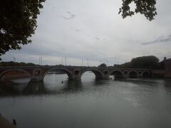新しい橋という名前を持つ全長230ｍの橋。
100年近くかけて1532年に開通。
フランスにポンヌフは数あれど、一番美しいのはトゥールーズと言われています。
19世紀後半の大氾濫で唯一残った橋です。