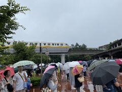 9時過ぎに東京ディズニーシーに到着。
舞浜は、今日も雨です。
舞浜に行くと雨が多い。
舞浜に行かない理由その2。
いつもながら舞浜へ行くと雨が多いのも最近、嫌で避けてます。
理由その3
パークチケットの値上げもあります。

この日のオープンは、千葉県でまん延防止措置の影響もあり、この時期では珍しい10時オープンですので雨の中待ちます。
傘があると手荷物検査と体温測定が、余計に時間がかかる…

ディズニーリゾートラインの新造車両「TypeＣ」が走ってます。

コロナ前は、毎月1回年間パスポート片手に来園してましたが、最近は、ほとんど来ずです。