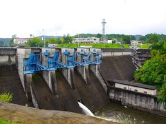 国道465線を超え、ちょっと歩くとちょっと整備されていて、亀山湖と亀山ダムがありました。
店らしきものもありましたが、開いているわけでもなく、ひっそりとしています。
人影もなし。
バスの時間が近づいたので国道まで戻りました。