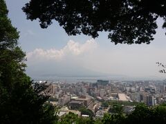 城山公園山頂。まさかの桜島見えず笑
かなりガスってしまいました。

ここに来る途中、西郷隆盛洞窟など見るところがありましたが、多分歩いてくるところではありませんでした。本当に暑くて足がパンパンでした笑

バスやタクシーをお勧めします。