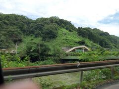  対岸に古虎渓駅が見えます。この道路は昭和62年までは愛岐道路として通行料が必要でした。
