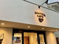 ホテルまではシャトルバスがあるのですが、その前に駅のすぐ近くの　はちやカフェで一休み。