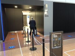 二ヶ月振りの羽田空港第2ターミナルです。
1泊なので車で来て空港駐車場に駐めました。

まずは着いたら1階のローソンで朝ごはんを買ってチェックイン。