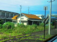 敷地が広く昔は栄えてた気がする長門粟野駅。この駅まで下関市だそうで、広すぎ下関市。