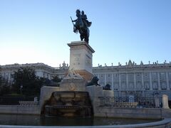 オリエンテ広場
Plaza de Oriente

フェリペ4世騎馬像