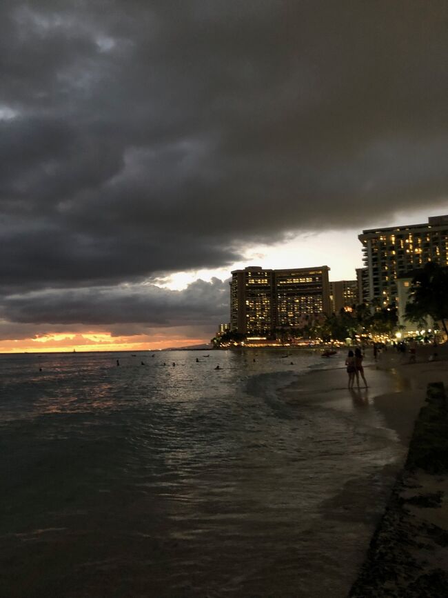 アラモアナではコールハーンの靴を安く入手できました。<br /><br />両親に戻る連絡をしたところ、無料のフラダンスショーがビーチでやっているのでそこで両親と落ち合うことにしました。<br /><br />一旦部屋に戻り荷物を置いて両親と落ち合います。<br />