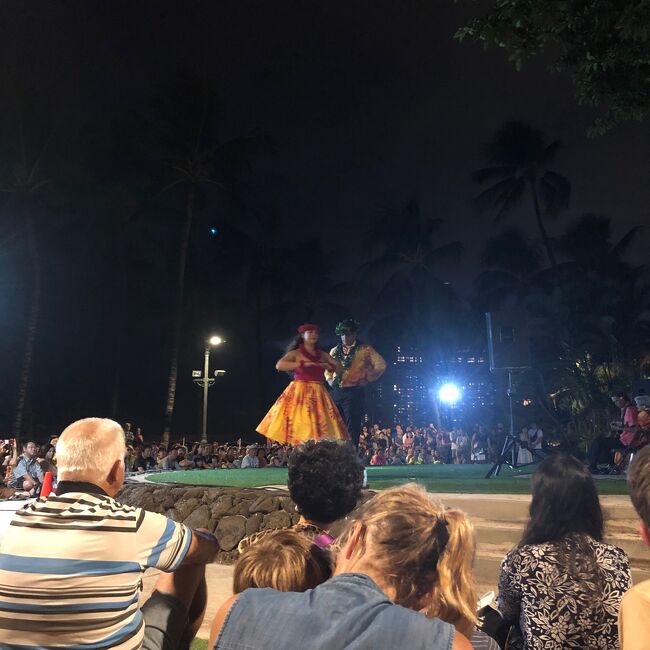 ショーを見終わった後は歩いてワイキキ横丁に向かいました。<br /><br />やはり父は和食が恋しくなったようで、こちらの居酒屋で最後のディナーをいただきました。<br />コロナで閉店のニュースを聞いたときはとても残念に思いました。<br /><br />