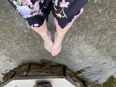 それから玉湯川に泳ぐ鯉に餌をあげられる恋来井戸へ。
ここでは先客に男子学生集団（といっても４人くらい）がいてたのでちょっと待ってから。
それからパワースポットとして有名な玉作湯神社へ。
ここには願い石という願いが叶う石があった。
ここでは女性観光客１組と会ったと覚えているくらい人が少なかったんだなぁ。

※写真は姫神広場の足湯