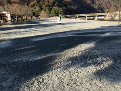 1日目の滞在先は嵐山温泉　花伝抄　
写真に妹や私が入ってしまっているものばかりでしたので、こちらに掲載できませんでした。

いつも混雑している渡月橋ばかり見ているのですが、早朝の嵐山は人もまばらで、空気も凛としていて特別感がありました。
