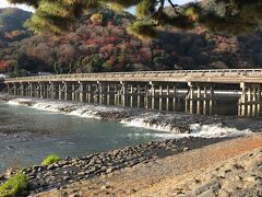 旅館に戻り、朝食をいただいた後チェックアウトをします。

嵐山駅のクロネコヤマトさんに荷物を預けさせてもらって、もう少し嵐山の紅葉を鑑賞します。

