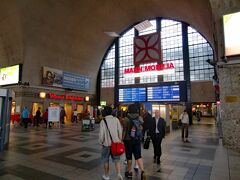 ホテルを朝の8時前に出て、カールスルーエ中央駅(Karlsruhe Hauptbahnhof)に着きました。ガラス天井がある立派な駅舎は、20世紀初めころの建造だそうです。