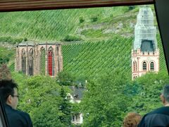 窓越しに見えてきたのは、ヴェルナー礼拝堂の遺跡(Ruin Wernerkapelle)。13世紀後半に建造されたゴシック様式の礼拝堂で、現在は史跡として保存されています。