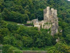 ラインシュタイン城(Burg Rheinstein)で、現在の建物は1829年に再建されたもので、世界遺産の一部として登録されています。