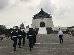 そのまま歩いて中正紀念公園へ。ちょうど衛兵交代式に向けた行進が行われていました。